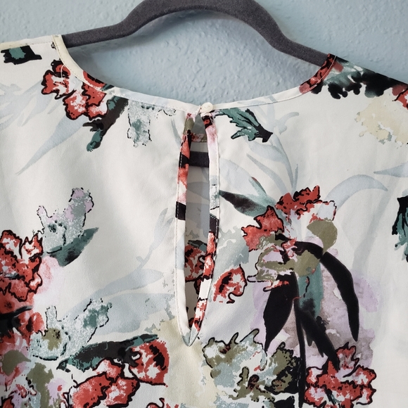 Floral watercolor ruffle sleeve keyhole blouse - Picture 4 of 6